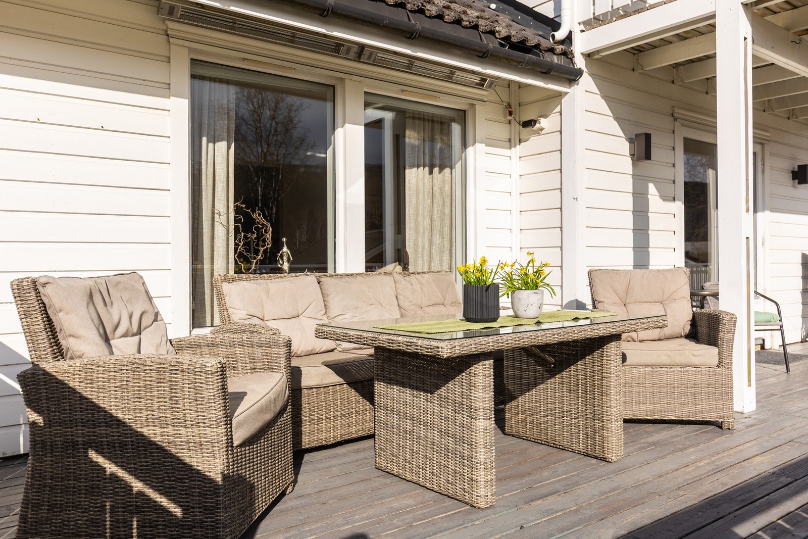 Fra stuen har du direkte utgang til en flott og solrik terrasse Galleribilde