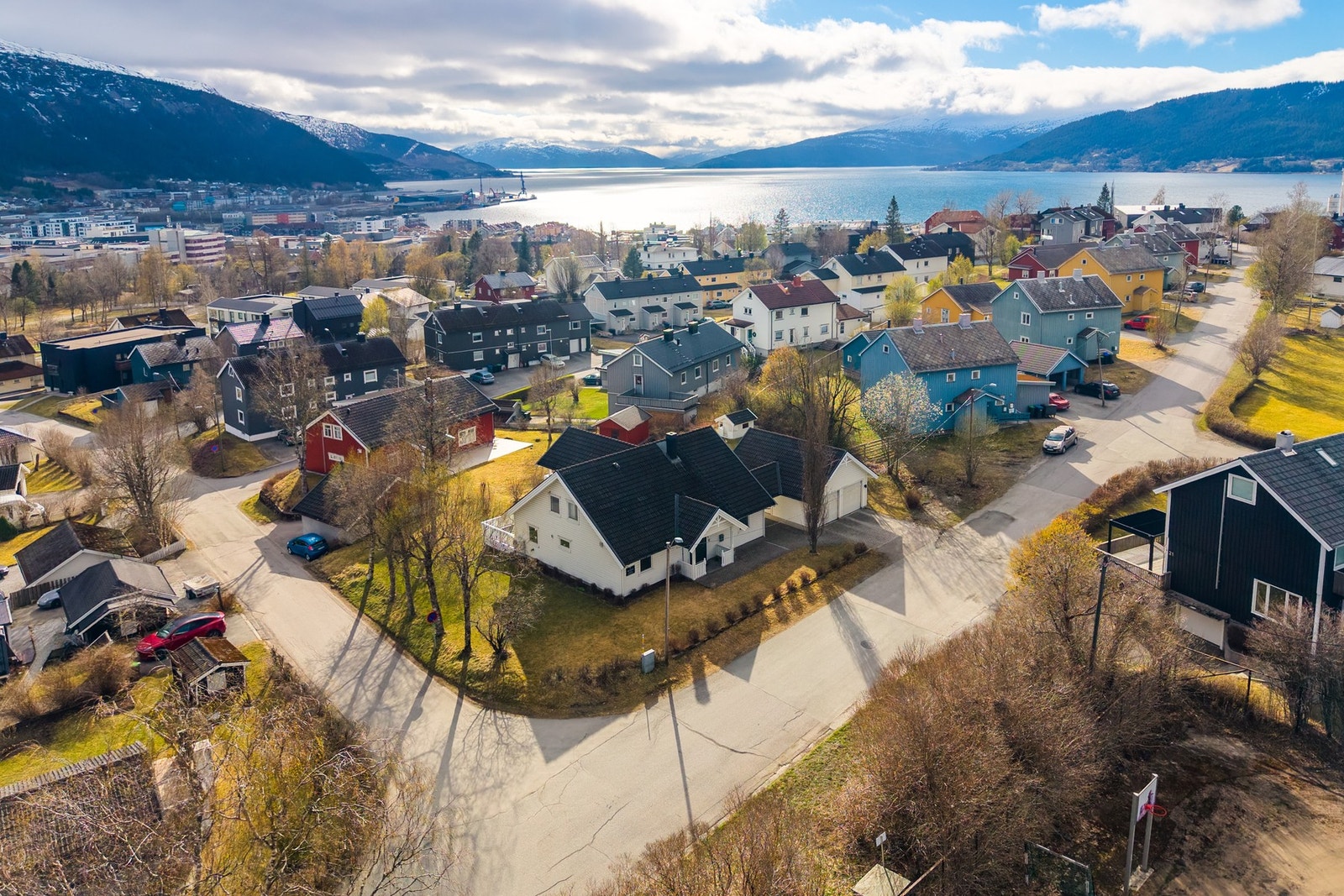 Boligen ligger på et høydedrag med flotte solforhold og umiddelbar nærhet til skole, barnehage og gangavstand til alt byen har å by på. Galleribilde