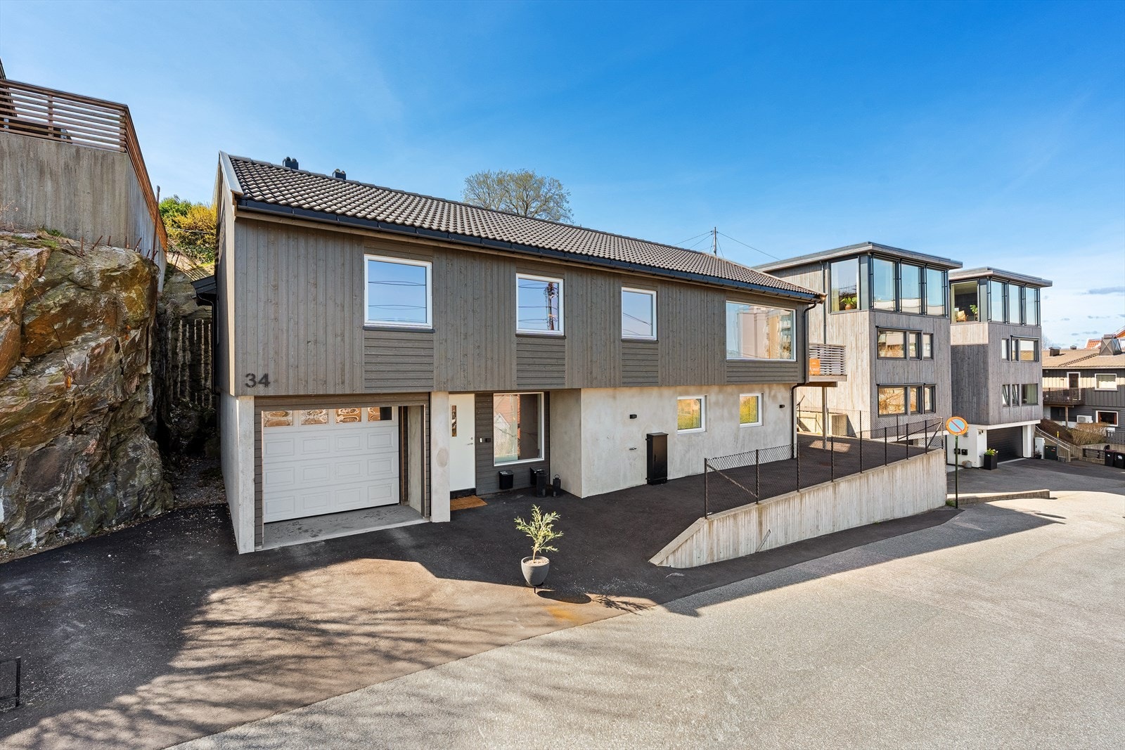 Tomten er godt utnyttet med trapp opp til baksiden av eneboligen hvor det er flott utskiktsplass og gode solforhold Galleribilde