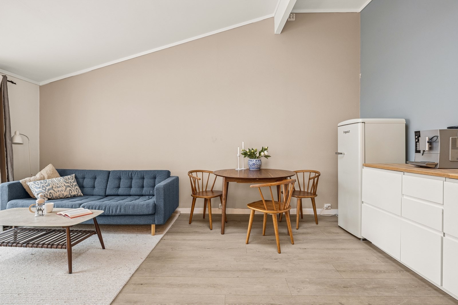 Rommet har plass for både sofagruppen og spisebordet Galleribilde