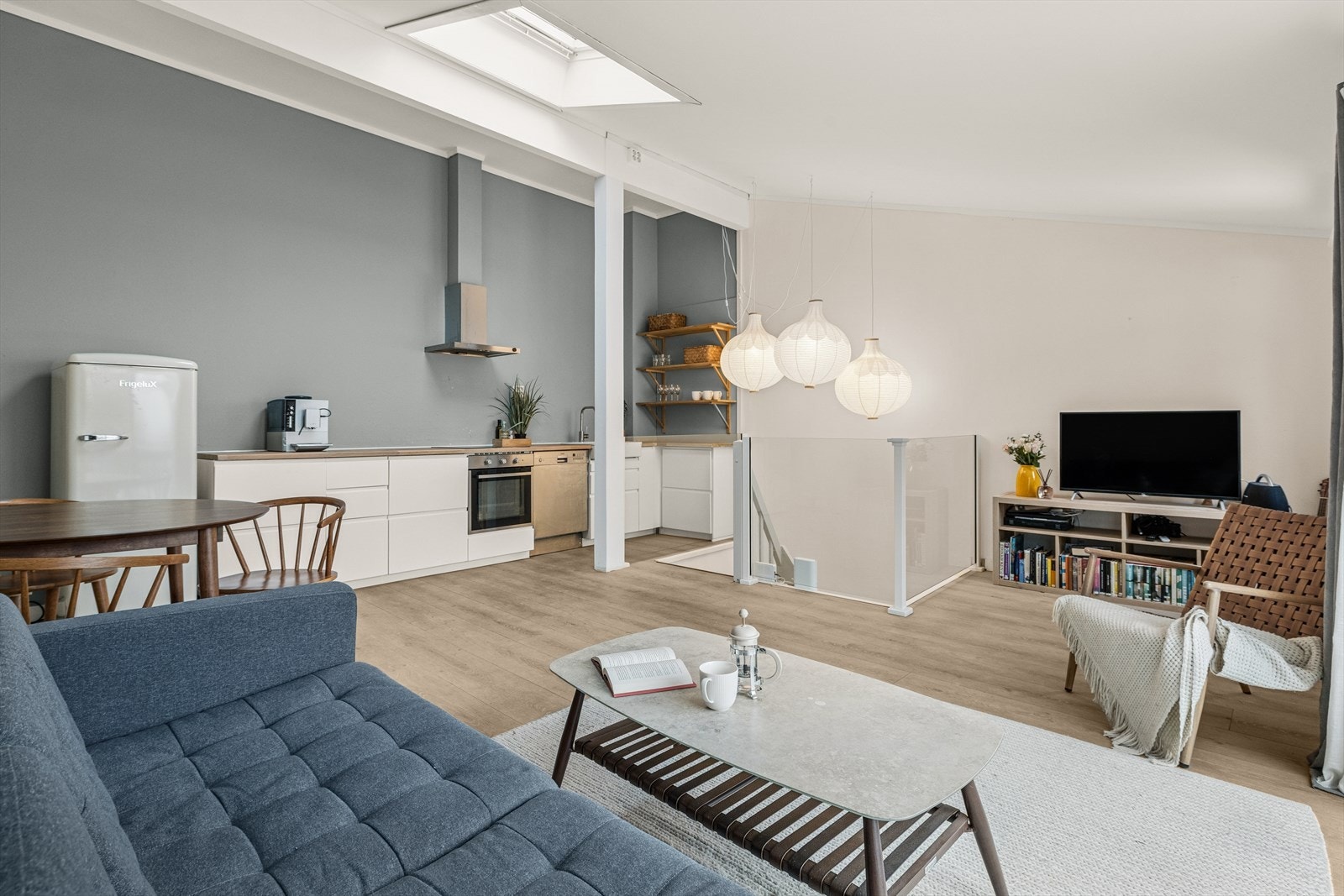 Åpen kjøkkenløsning med Ikea-innredning fra 2023 gir romslig oppholdsareal. Takvindu over kjøkken gir et flott lysspill inn i rommet. Galleribilde