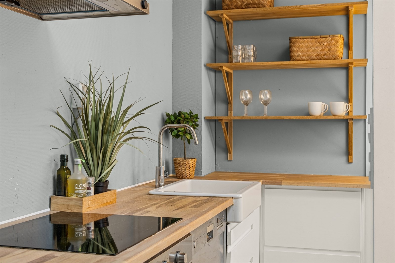 Heltre benkeplate gir kjøkkenet et solid arbeidsområde. Galleribilde