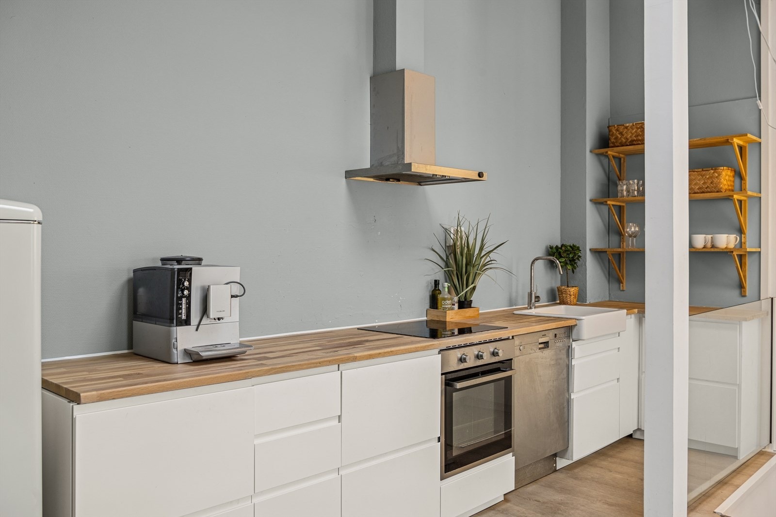 Komplett kjøkken med ventilator som fører avkastluft ut av boligen. Galleribilde