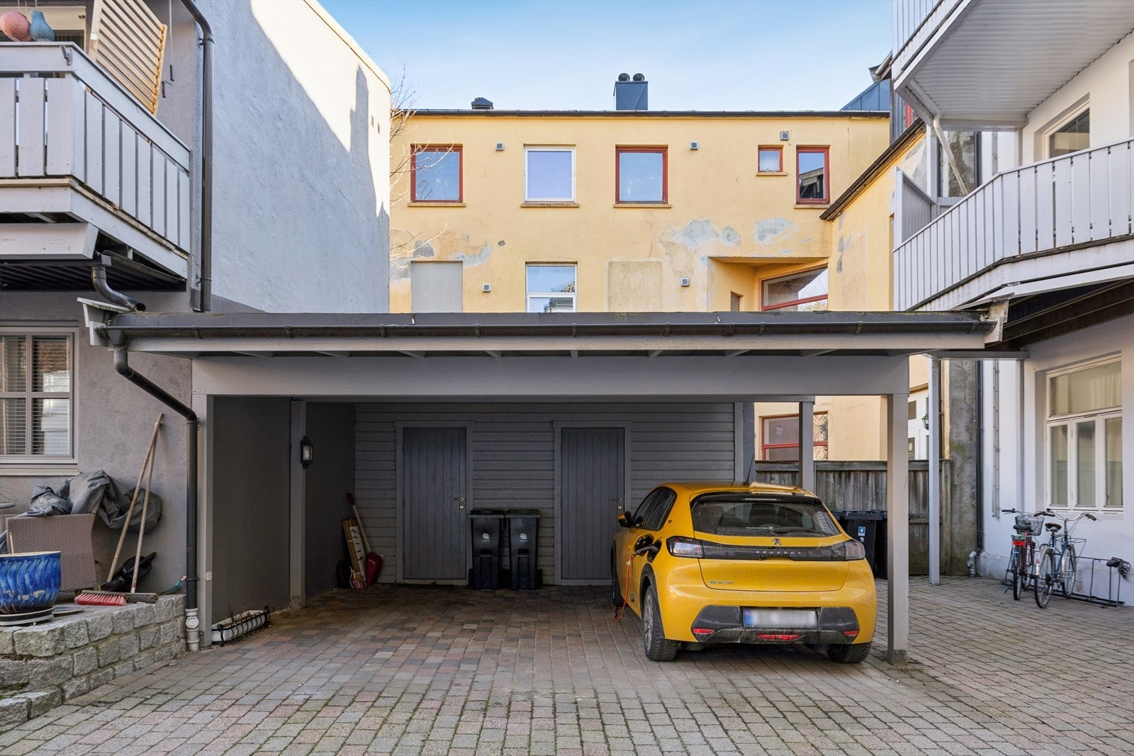 Felles carport med nabo med fast plass for én bil samt bod i bakkant. Galleribilde