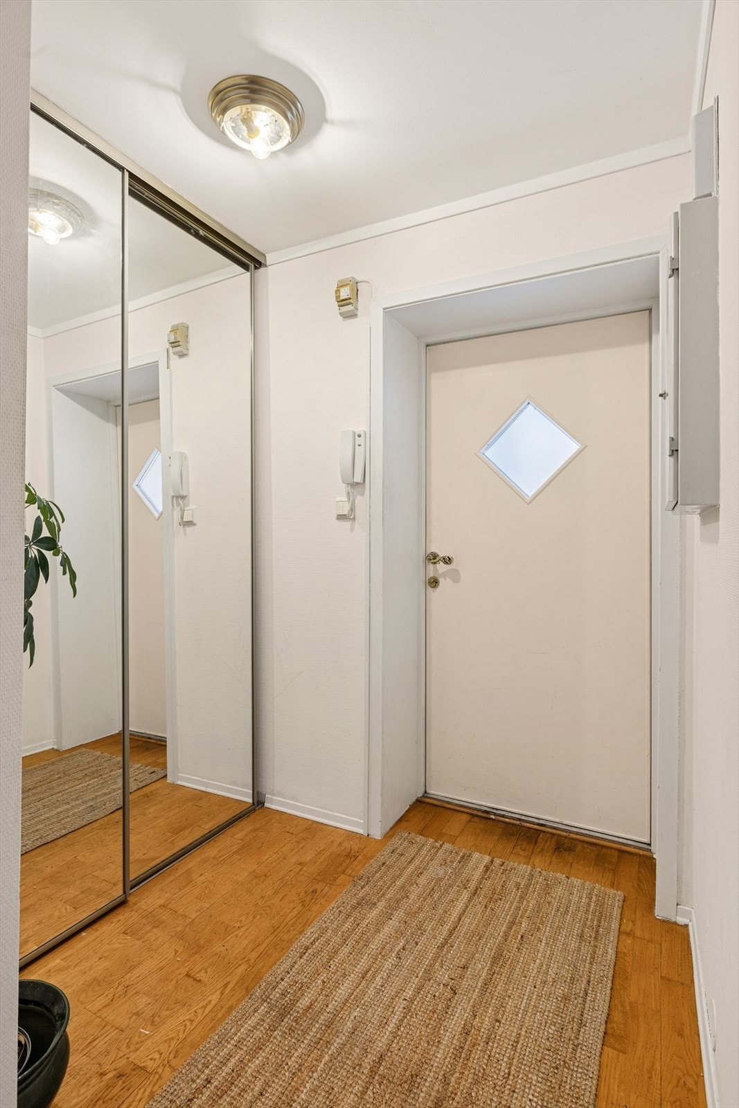 Velkommen inn i første etasje - i entré er romslig skyvedørsgarderobe med plass for sko og yttertøy. Galleribilde