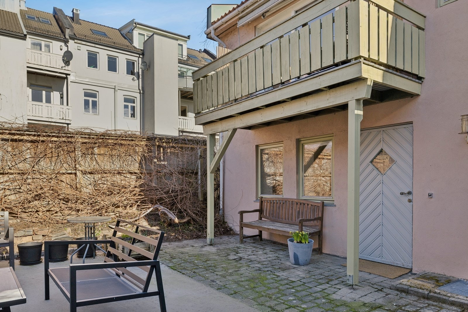 Kvadraturen er et populært og sentralt boområde i Kristiansand med umiddelbar nærhet til offentlig kommunikasjon og byens samtlige servicetilbud er like utenfor døren. Galleribilde