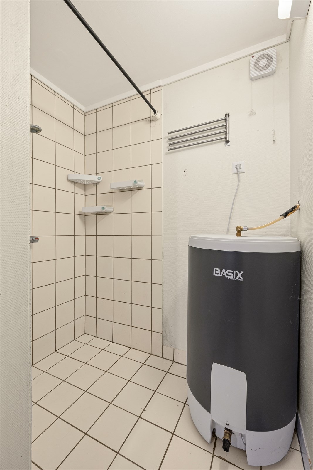 Dusjrommet har fliser på gulv og vegger, med varmekabler i gulvet. Varmtvannsbereder på 167L fra 2020 Galleribilde