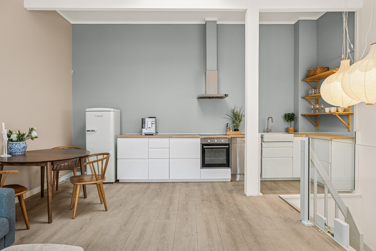 Av hvitevarer er det integrert komfyr med platetopp samt plass for frittstående oppvaskmaskin og kjøleskap. Galleribilde