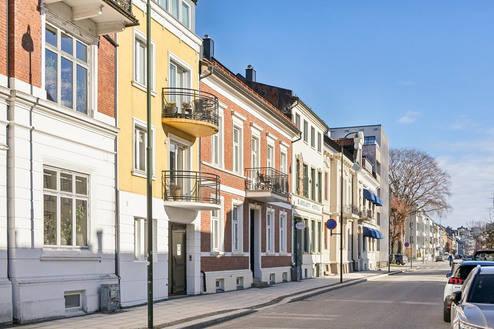Eiendommen har en sentral beliggenhet og i en del av område med klassisk arkitektur og godt vedlikeholdte bygninger. Galleribilde
