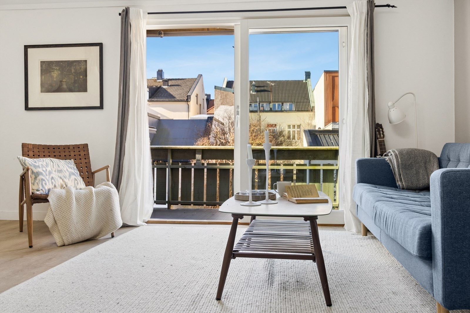 Store vindusflater gir godt med naturlig lys og utsikt til uteområdet. Skyvedør fra 2021 gir tilgang til balkongen. Galleribilde
