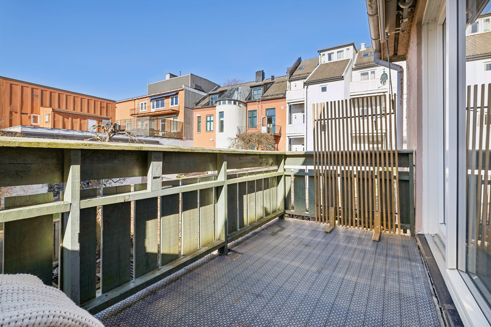 Balkongen er på ca. 5 kvm med plass for utemøbler. Galleribilde