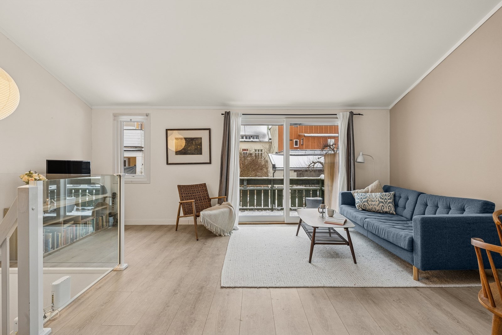 Sjarmerende del av tomannsbolig med en rolig og tilbaketrukket beliggenhet i stille bakgård. Egen carport! Galleribilde