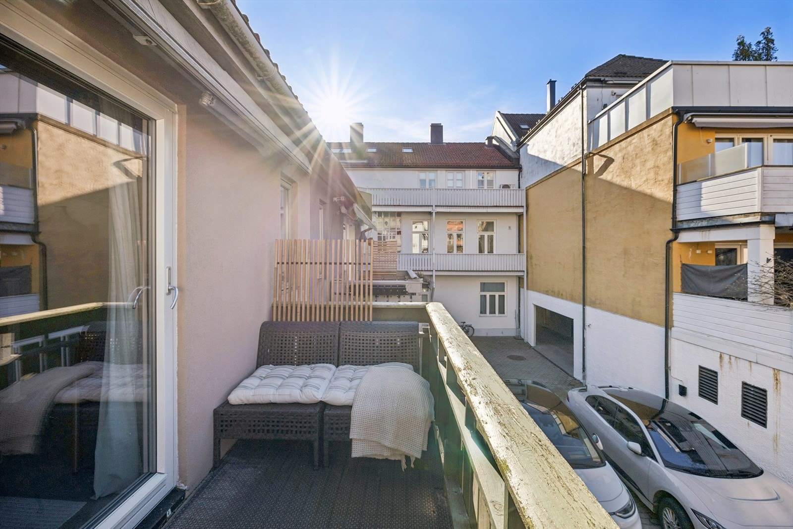 Balkongen vender inn mot stille og skjermet bakgård med fine solforhold. Galleribilde