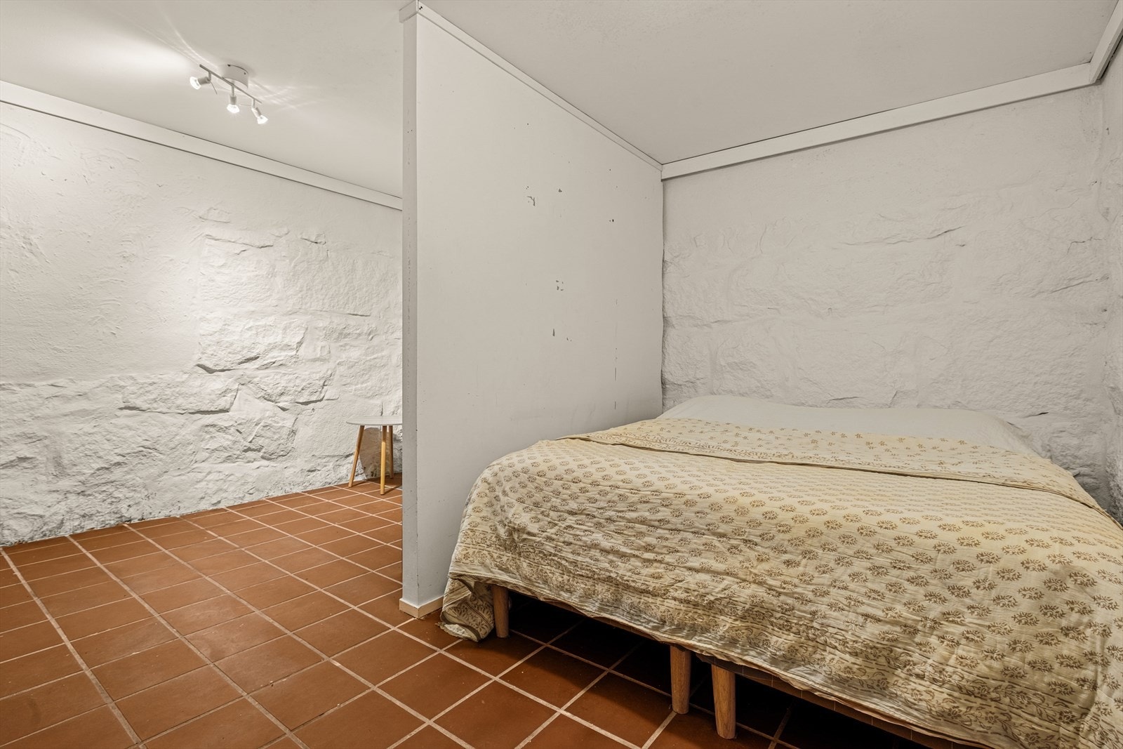 I kjeller er bodareal, en stor åpen bod samt en mindre bod. Kjelleretasjen er ikke godkjent for varig opphold. Galleribilde