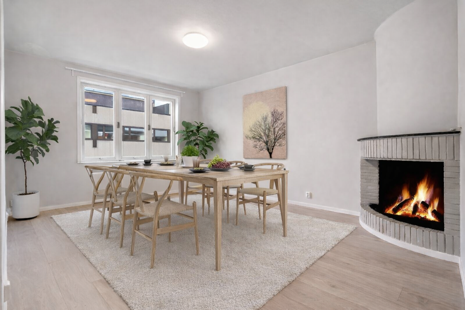Fint beliggende i 4. etasje med heisadkomst. Bildet er digitalt stylet. Det samme gjelder flammer i peis Galleribilde