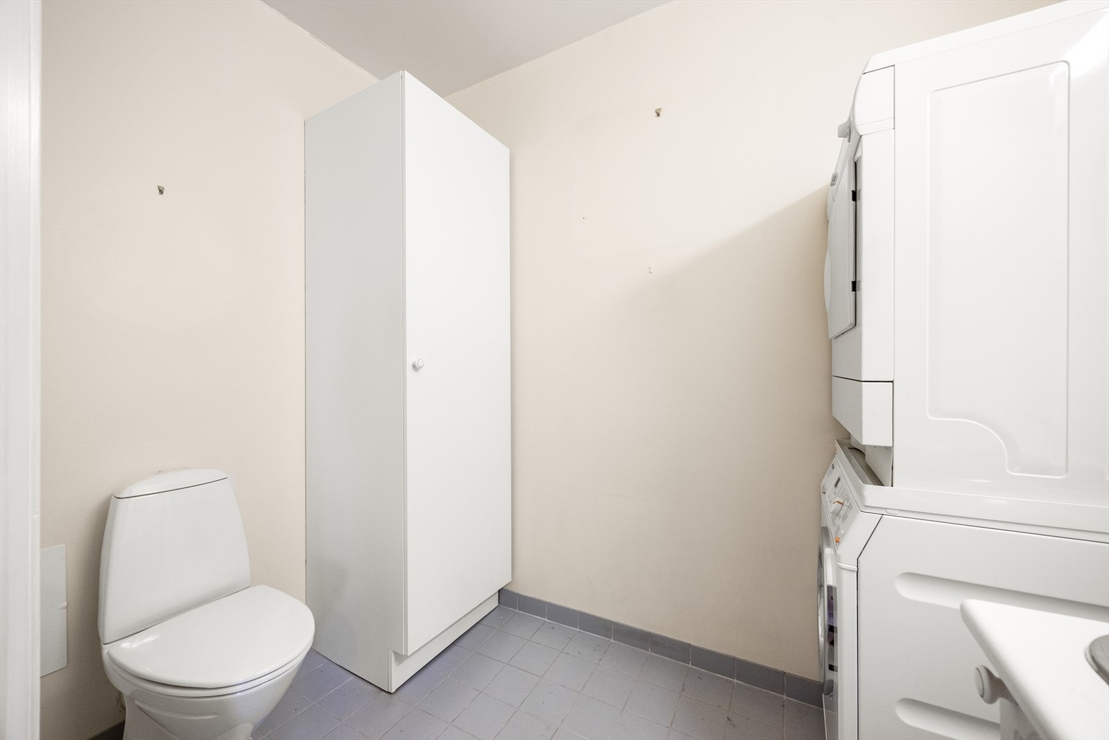 Vaskerommet har flislagt gulv med varmekabler og mekanisk avtrekk. Galleribilde