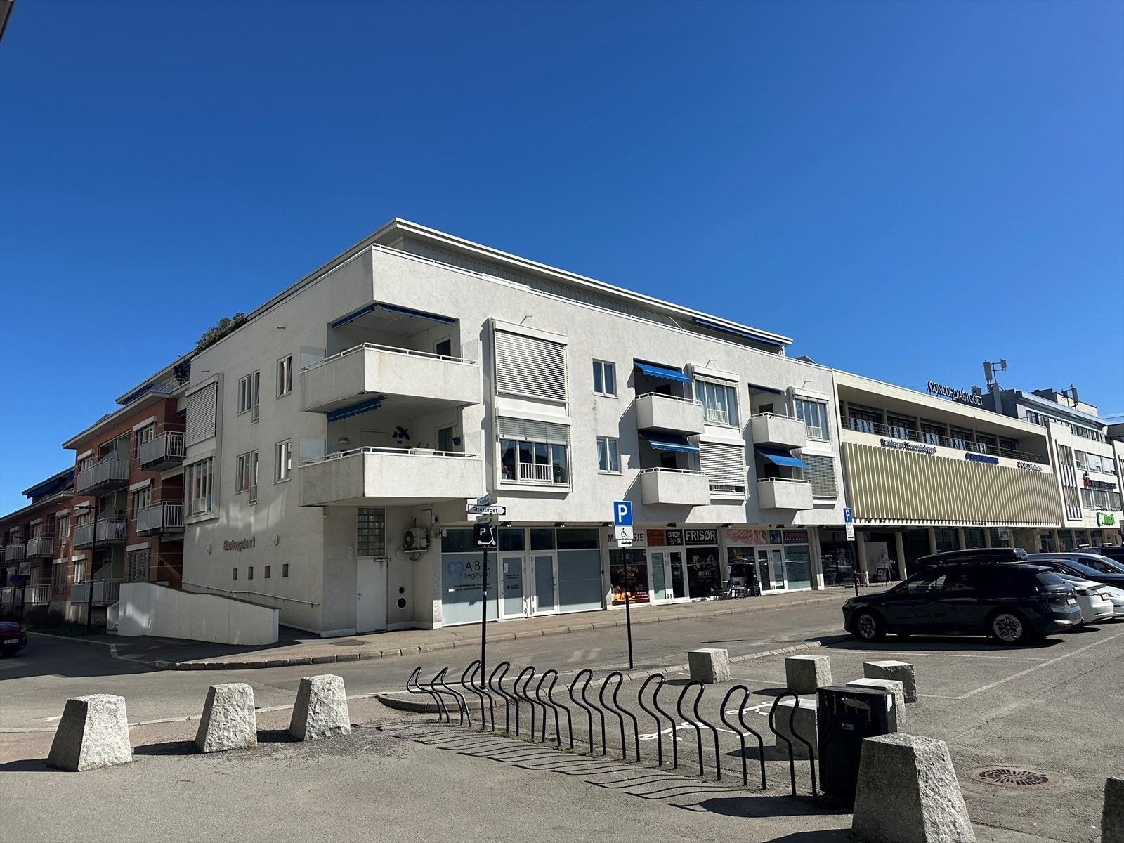 Velkommen til en stor og sentral 3r (opprinnelig 4r) i 3.etg. i Brøtergata 1 i Lillestrøm. Galleribilde