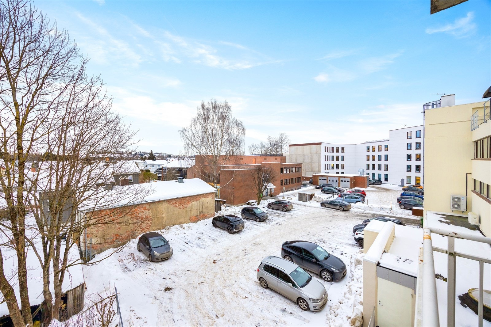 Balkongen vender ut mot privat og rolig bakgård. Galleribilde
