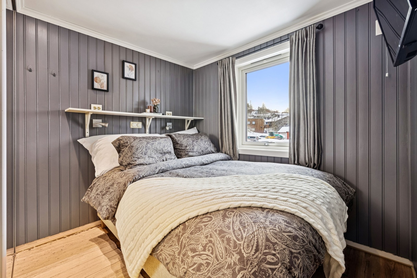 Pent soverom med vindu mot rolige omgivelser. Galleribilde