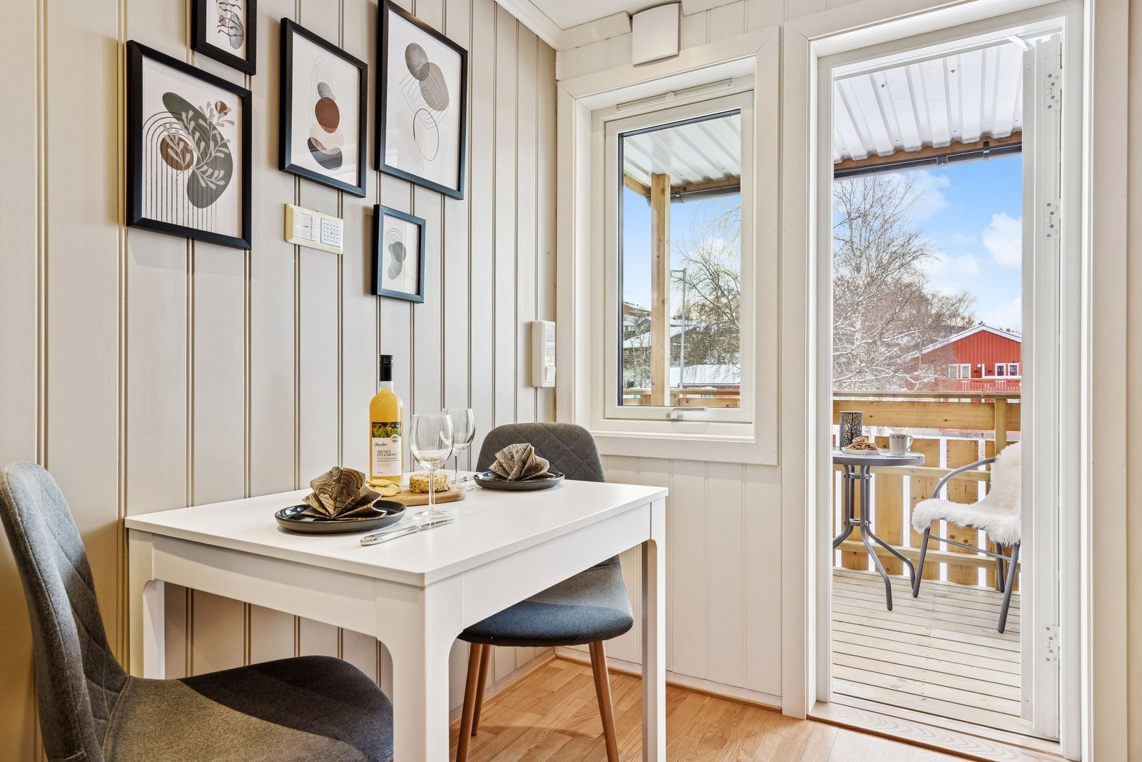 Plass til spisebord på kjøkkenet, med dør ut til sørvendt veranda. Tidligere høyttalerenhet over bordet er erstattet med 3-veis stikkontakt. Galleribilde