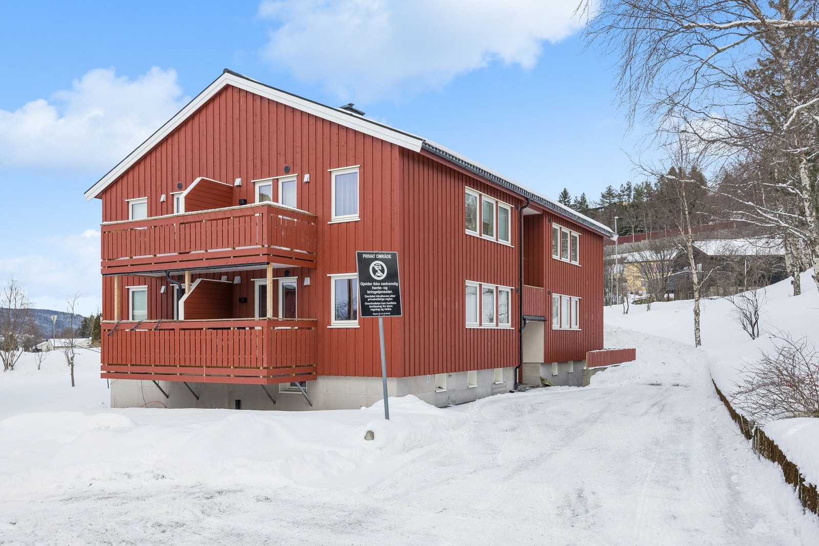 Kledning og balkonger ble fornyet i 2025, samtidig som grunnmuren ble etterisolert. Galleribilde
