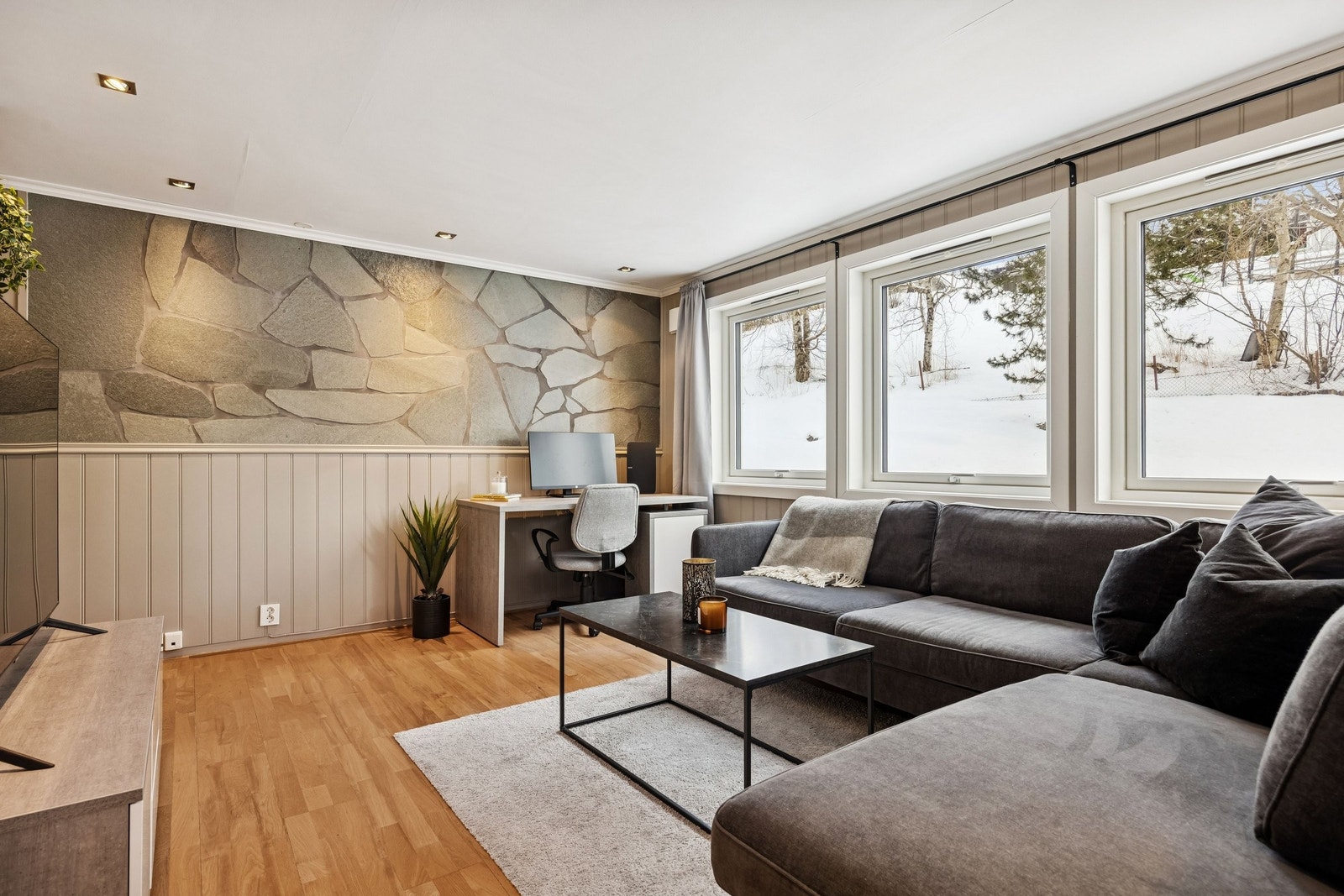 Romslig stue med gode møbleringsmuligheter og plass til både sofagruppe og arbeidsplass. Galleribilde