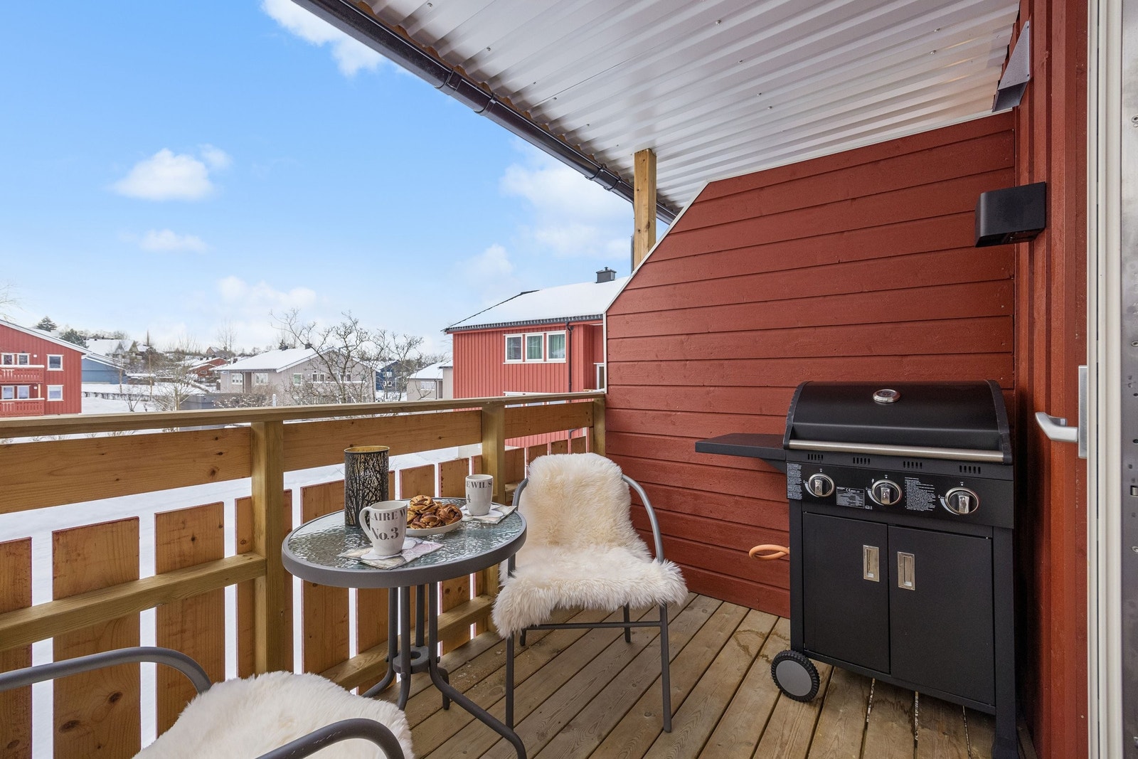 Veranda med plass til grill og utemøbler, samt installert utelys og stikkontakt. Galleribilde