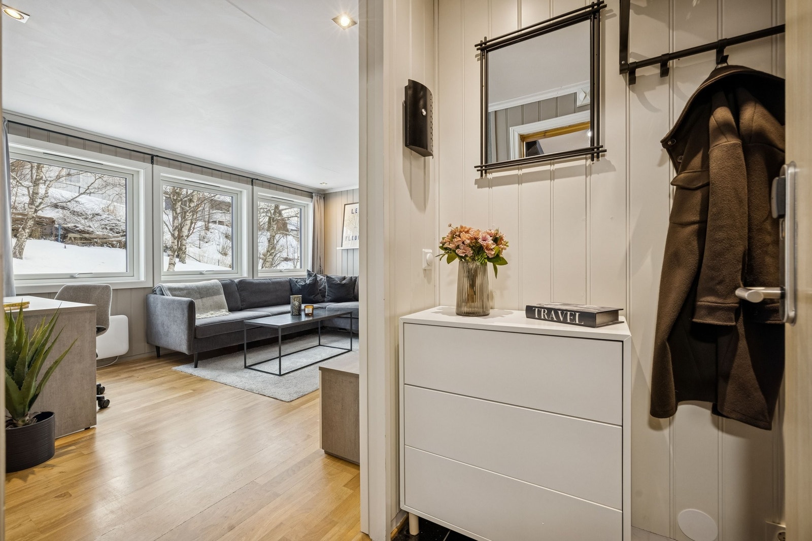 Fra entréen er det åpen og naturlig forbindelse til stuen. Entréen har også plass til praktisk kommode. Galleribilde