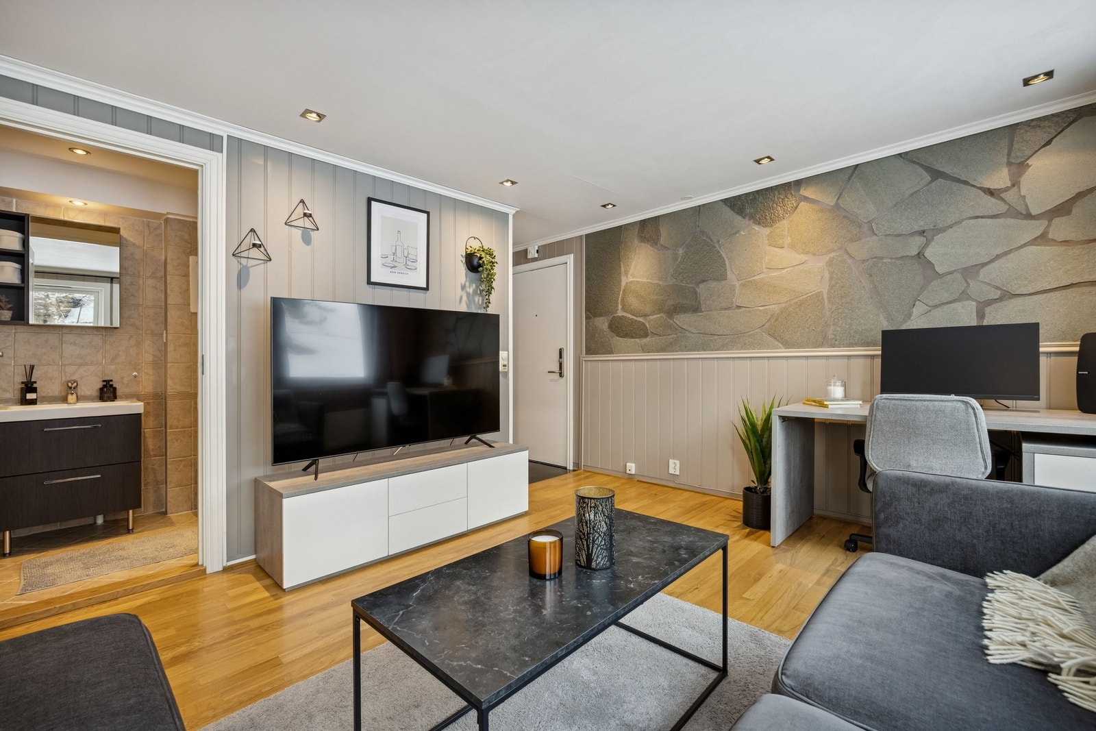 Stue med flott skifer på vegg, downlights i himling og praktisk adkomst til bad. Galleribilde