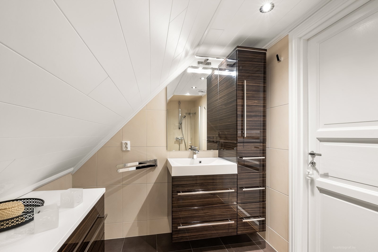 Badet er innredet med servant, toalett og dusjhjørne. Galleribilde