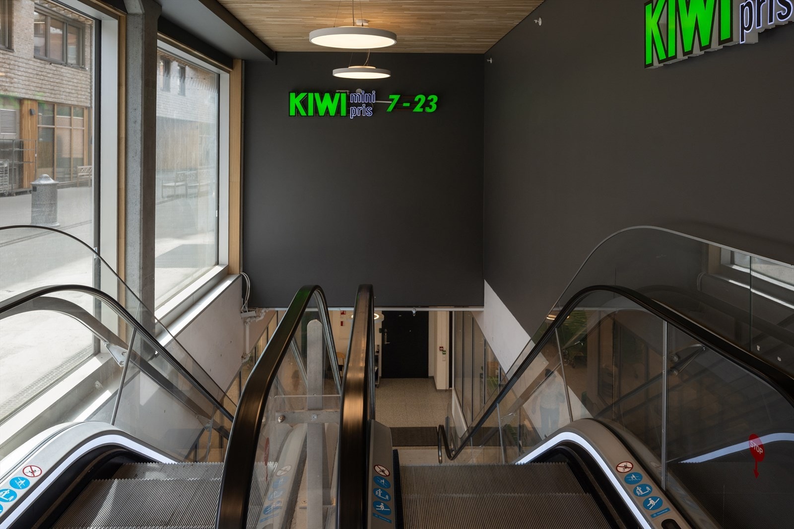 Fra leiligheten kan du ta heis eller rulletrapp ned i Kiwi. Galleribilde
