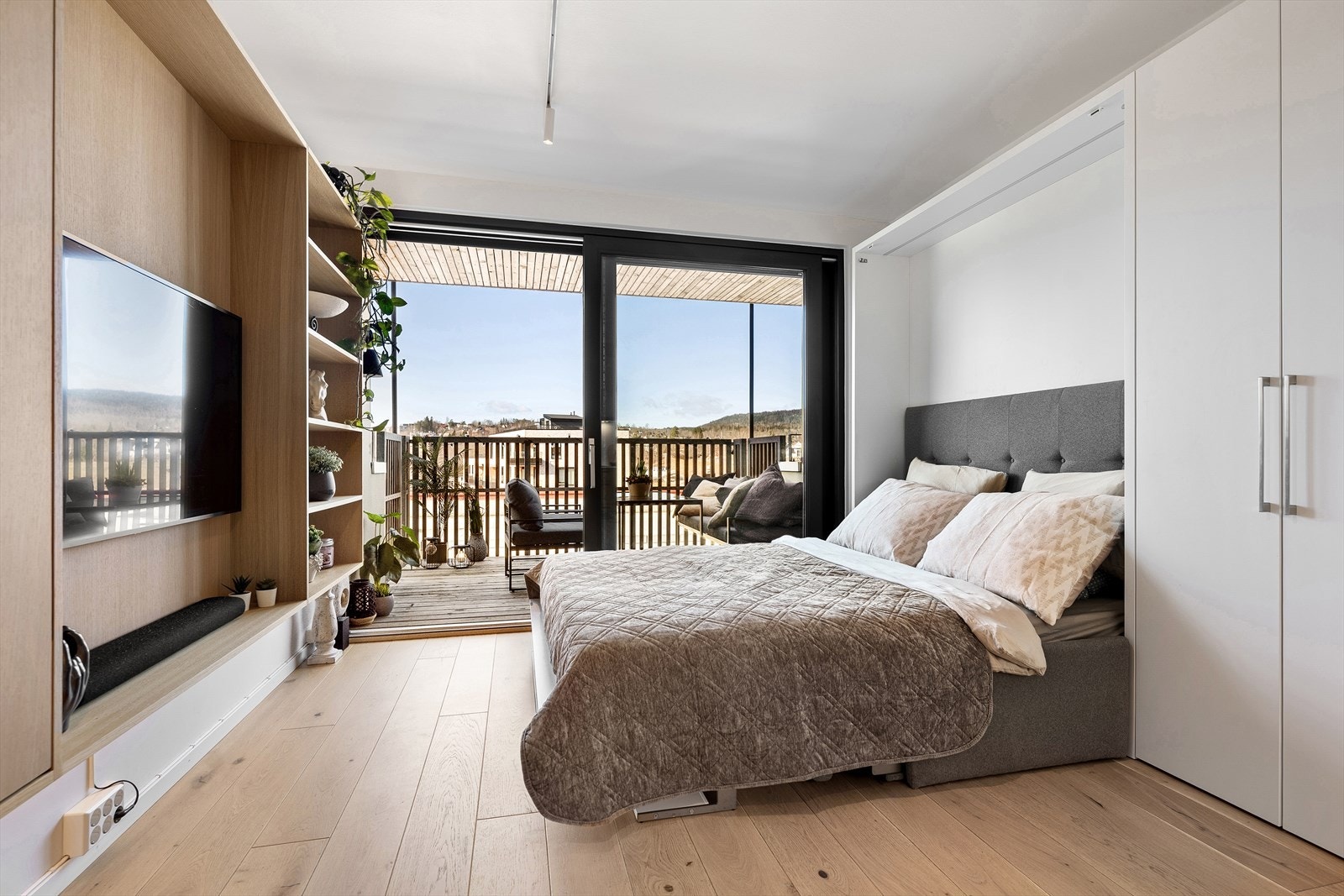 Her har du godt med garderobeplass ved siden av sofa/seng. Galleribilde