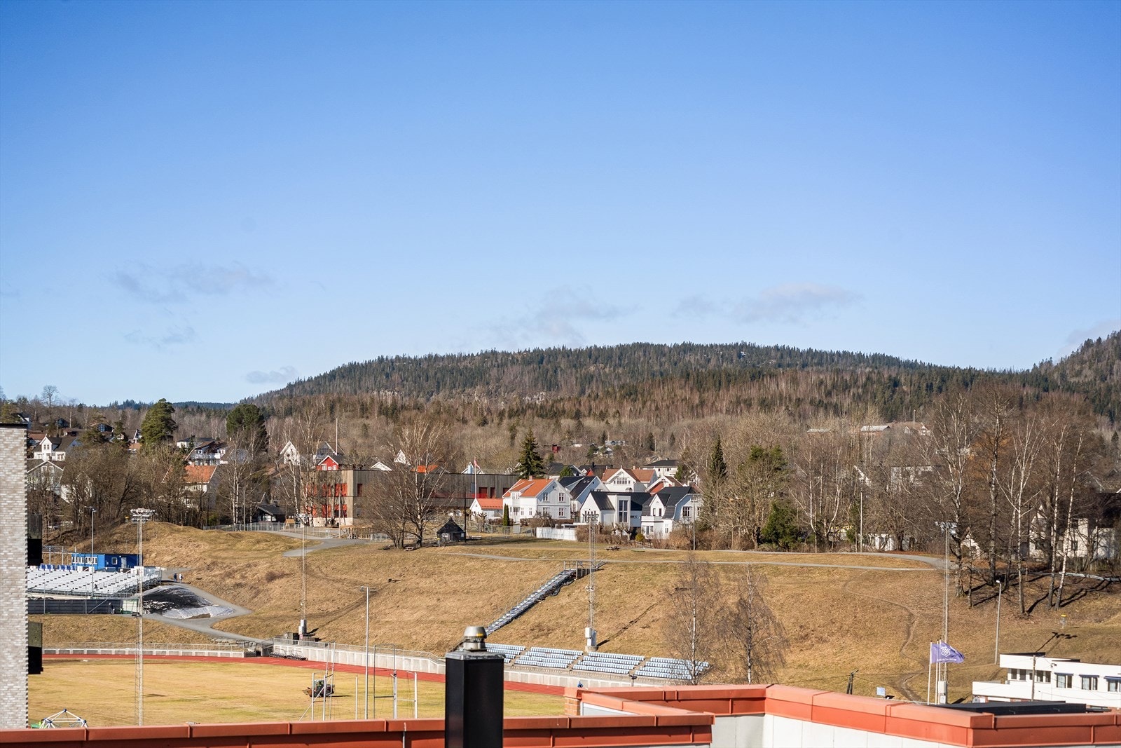 Leiligheten ligger høyt og fritt, med gode sol- og lysforhold, samt hyggelig utsyn over Føyka og sentrum. Galleribilde