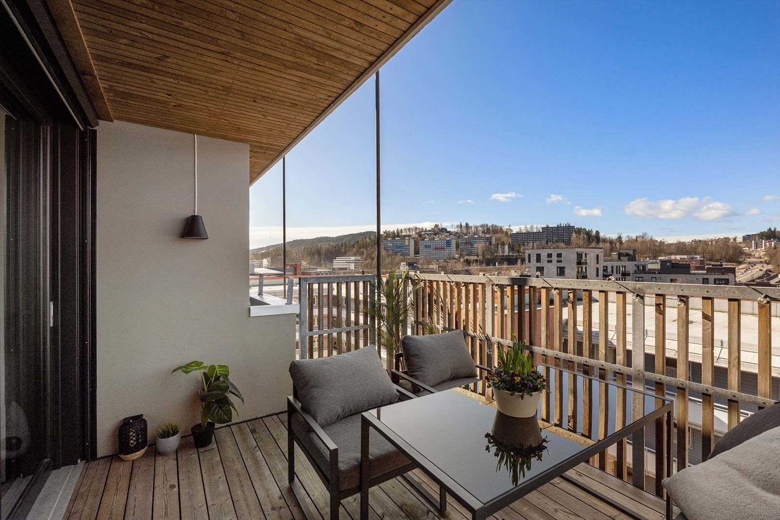Leiligheten er utstyrt med deilig balkong på 10 m² som blir en fin forlengelse av stuen på varme sommerdager. Galleribilde