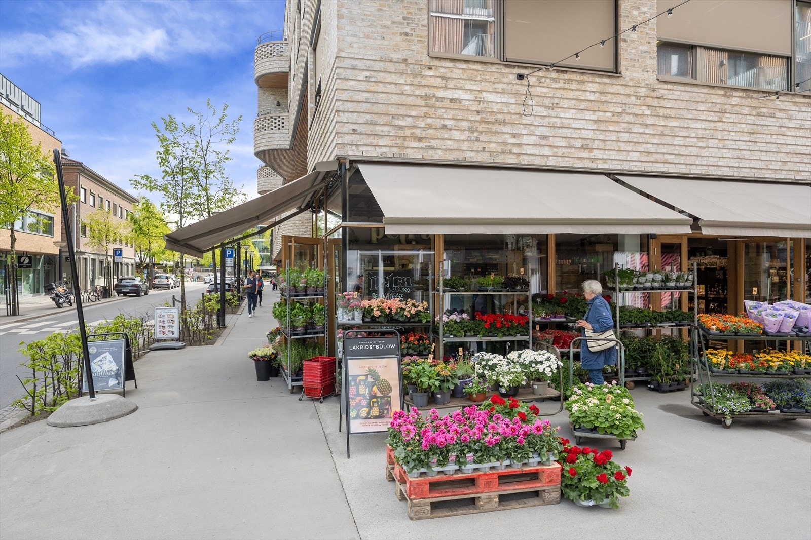 Petra og Asker supermarket holder søndagsåpent hvor du kan finne div. matvarer, blomster til anledninger m.m Galleribilde