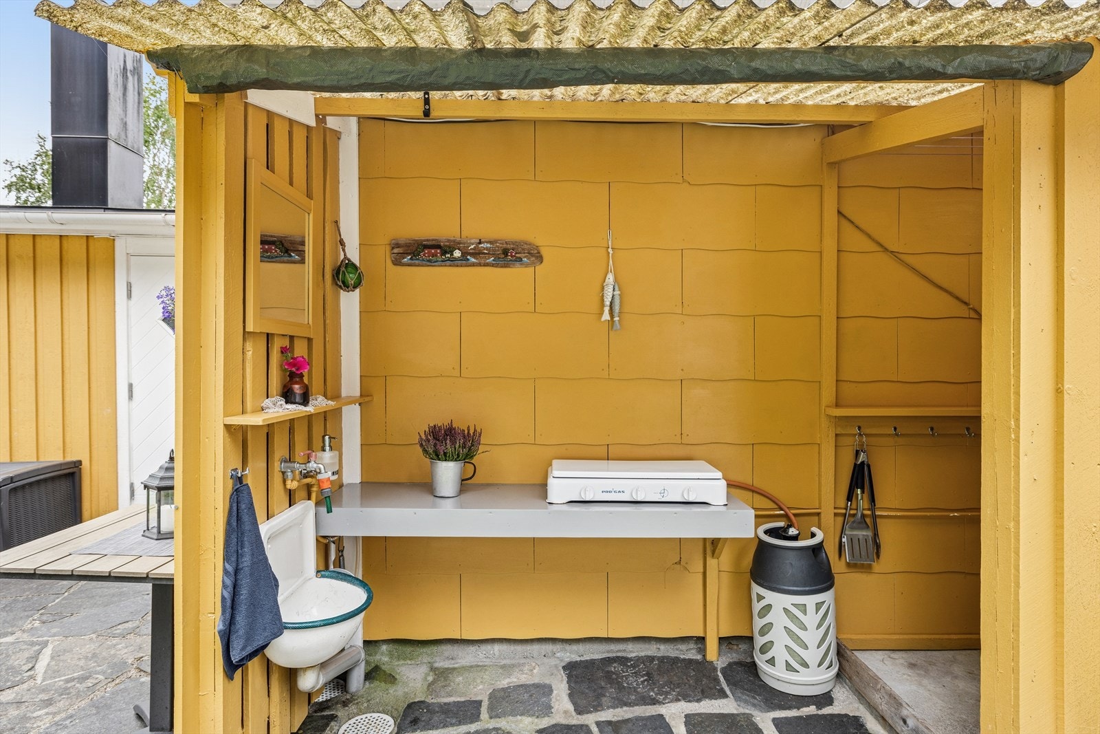 Praktisk, overbygget utekjøkken for matlaging på varme sommerdager. Galleribilde