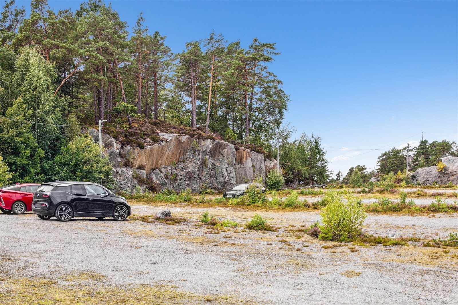 Tinglyst parkeringsplass på landsiden som kan leies av Bjørnevika båt og parkeringsanlegg AS. Galleribilde