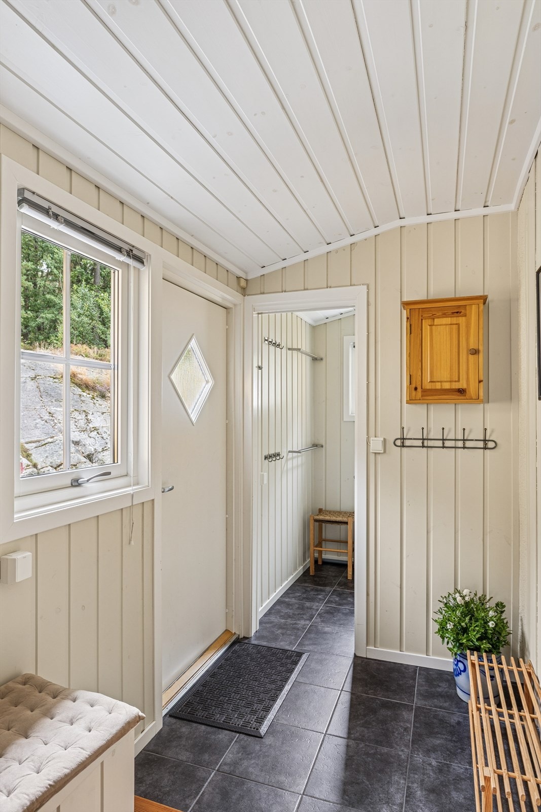 Velkommen inn! Lys og koselig entrè med plass til å henge fra seg yttertøy og sette fra seg sko. Galleribilde