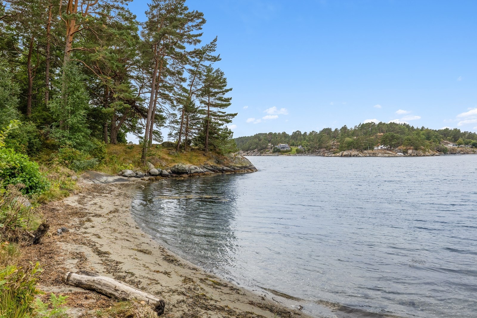 Liten sandstrand like ved hytta Galleribilde