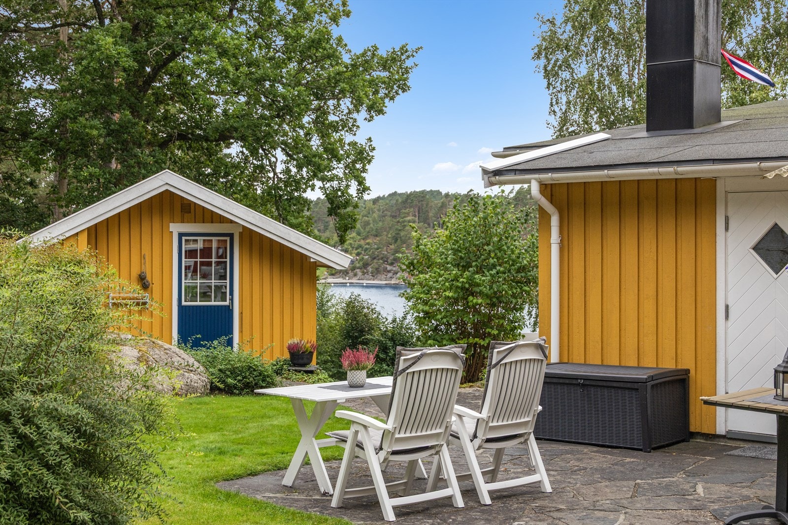 Flere hyggelige uteplasser rundt på eiendommen, her ved annekset. Galleribilde