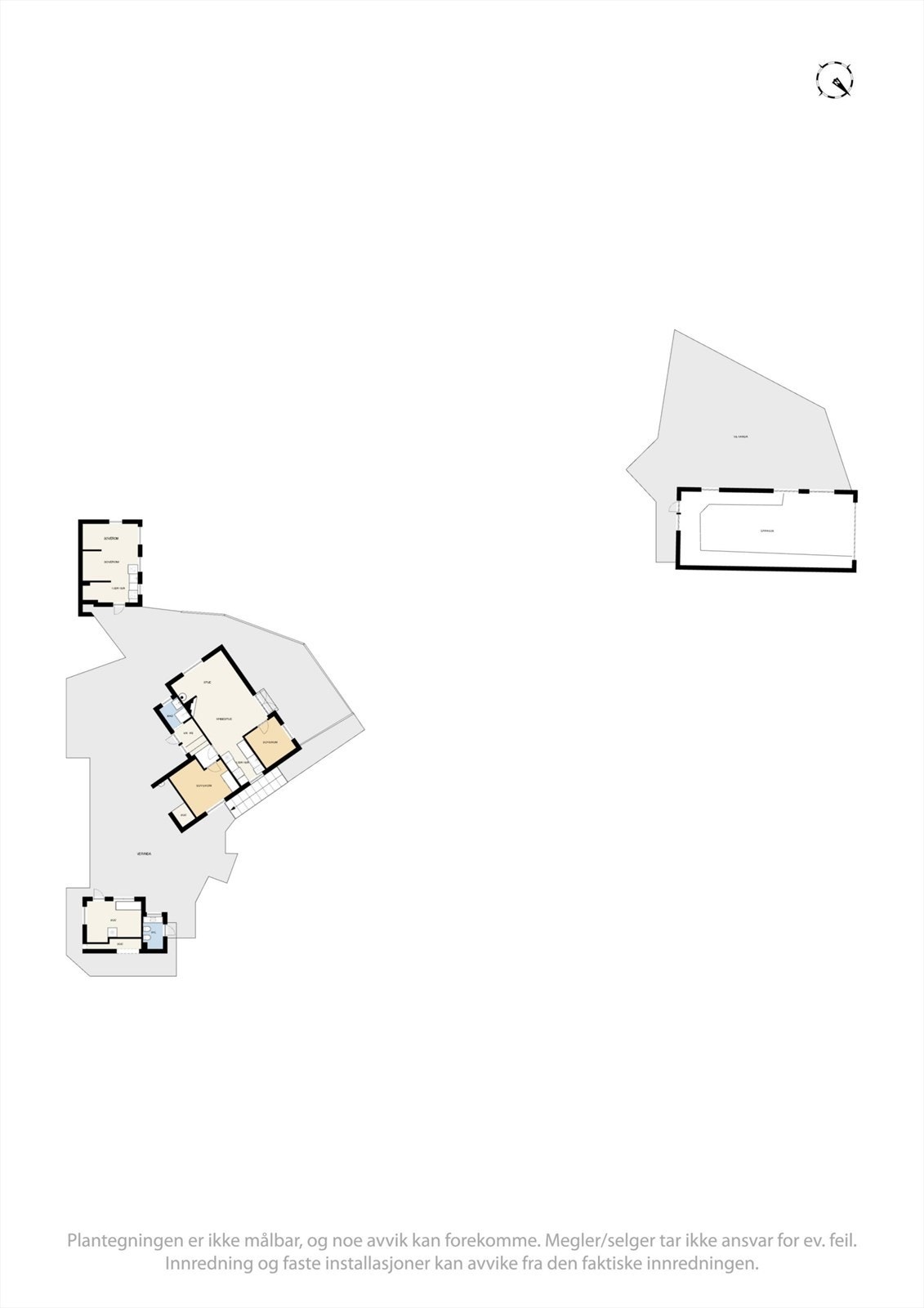 Eiendommen består av en hovedhytte, et isolert anneks, en redskapsbod med toalett og et romslig båthus. Galleribilde