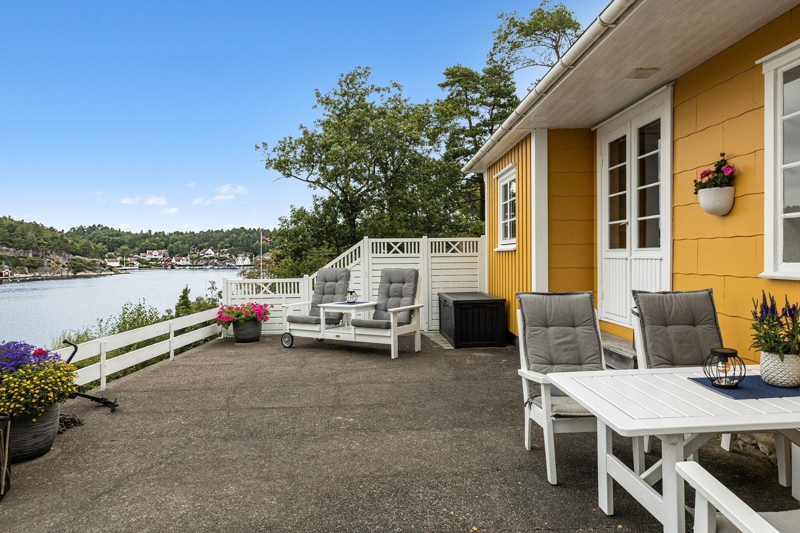 En stor, usjenert terrasse med direkte utgang fra stuen. Galleribilde