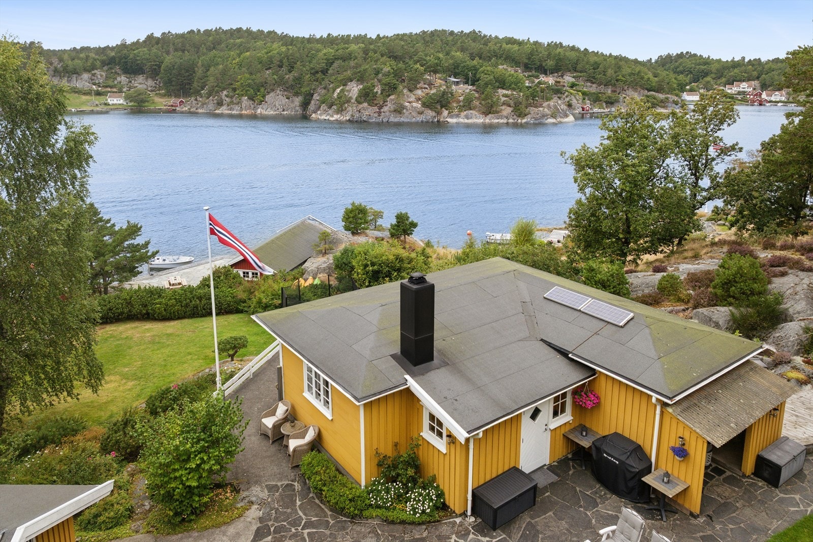 En klassisk sørlandsperle! Eiendommen ligger usjenert til med egen strandlinje. Galleribilde