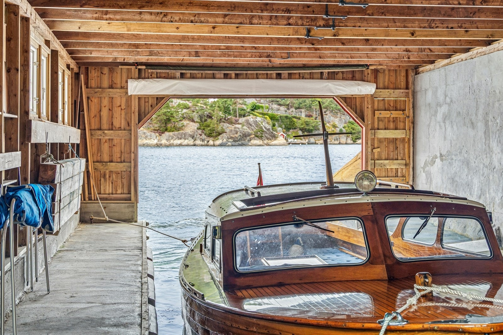 Båthuset har plass til en større båt. Galleribilde
