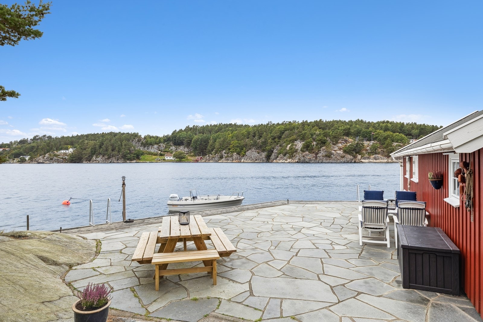 Den store bryggen er et naturlig samlingspunkt for soling, bading og sosialt samvær. Galleribilde