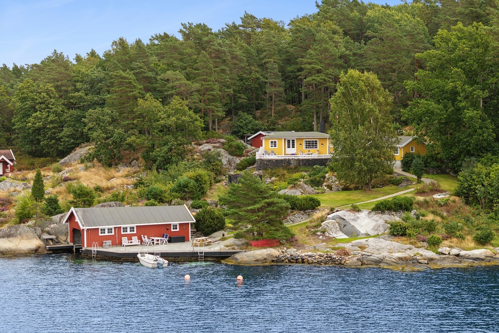 Velkommen til Furøya 1! Fritidseiendom med hytte, anneks og båthus, beliggende i Lillesands vakre skjærgård! Galleribilde