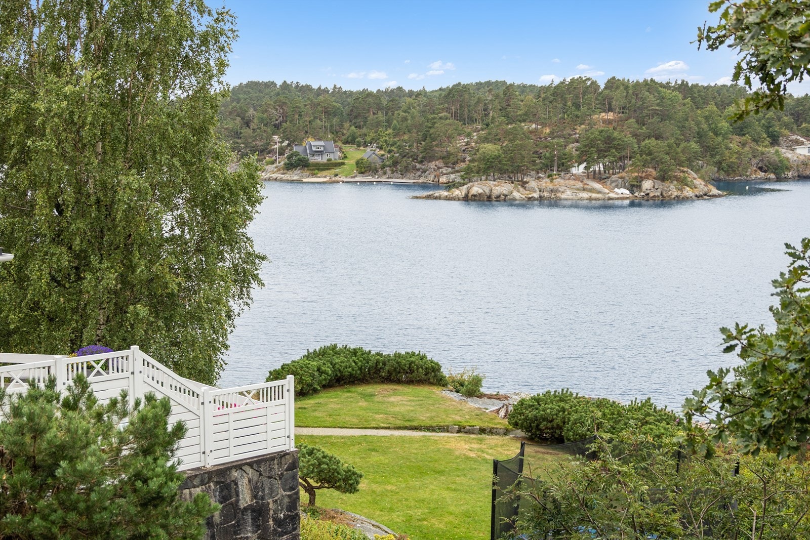 Utsikt over et rolig og skjermet farvann. Galleribilde