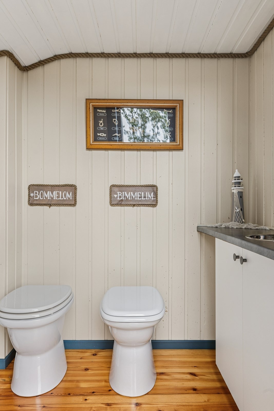 I redskapsboden er det et eget toalettrom med snurredass og pissoar. Galleribilde