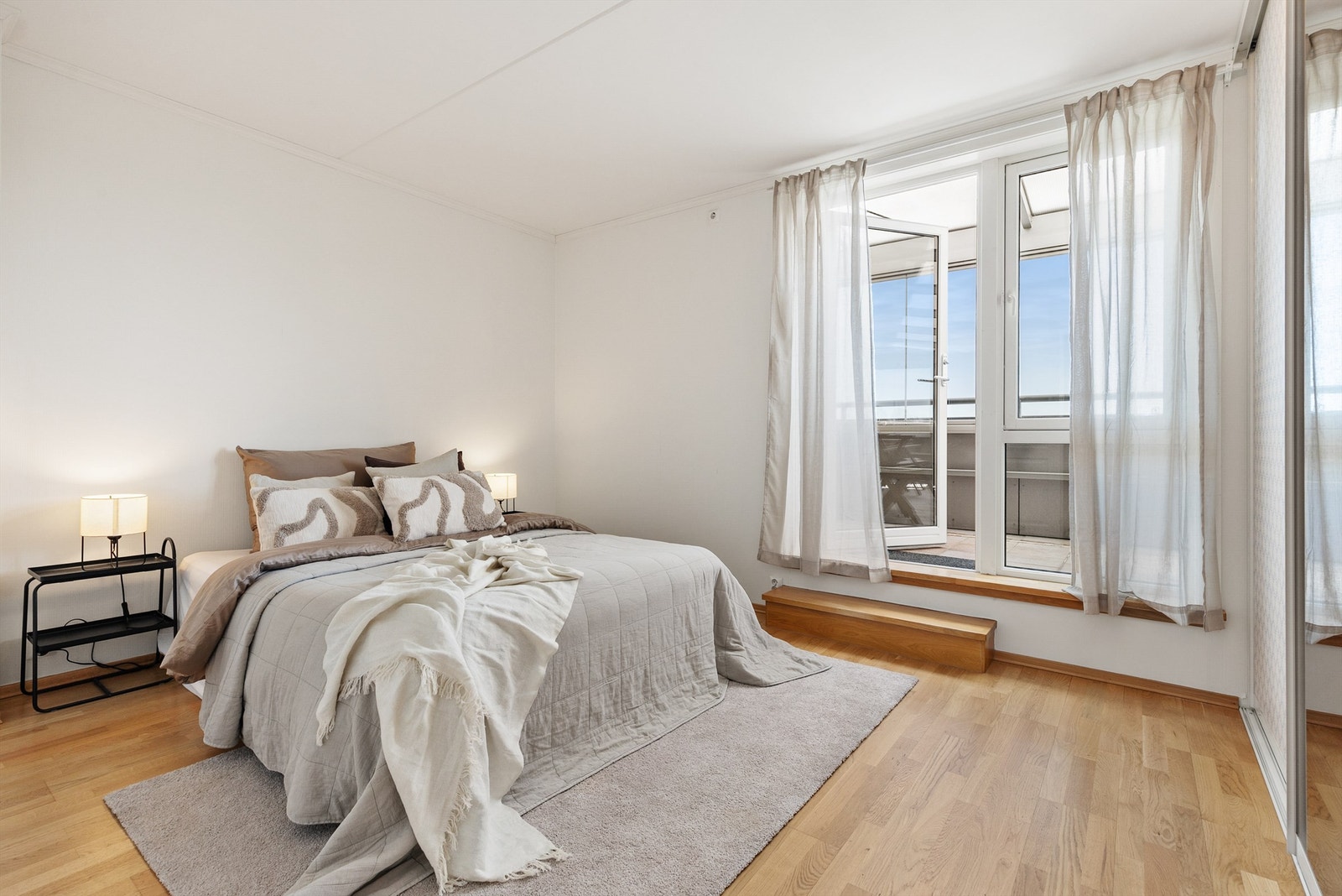 Leiligheten har 3 soverom. Hovedsoverommet har god plass til dobbeltseng med nattbord på hver side og har en stor skyvedørsgarderobe. Herfra er det utgang til en av de innglassede balkongene. Galleribilde