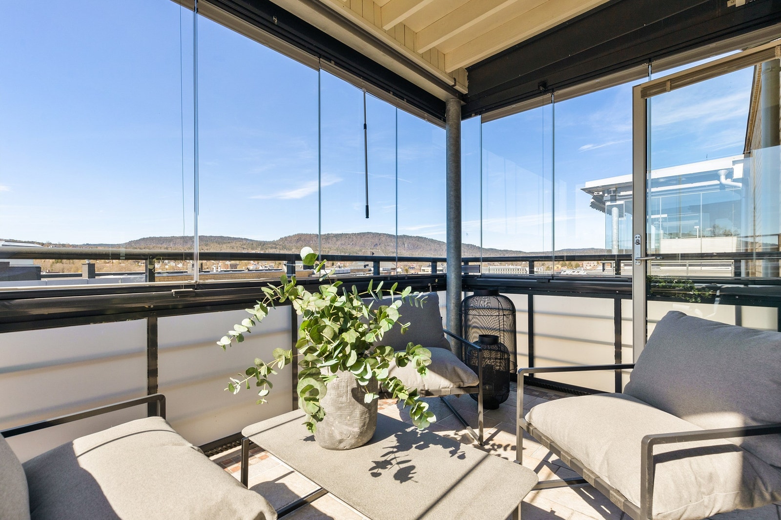 Den innglassede balkongen med utgang fra stuen. Galleribilde